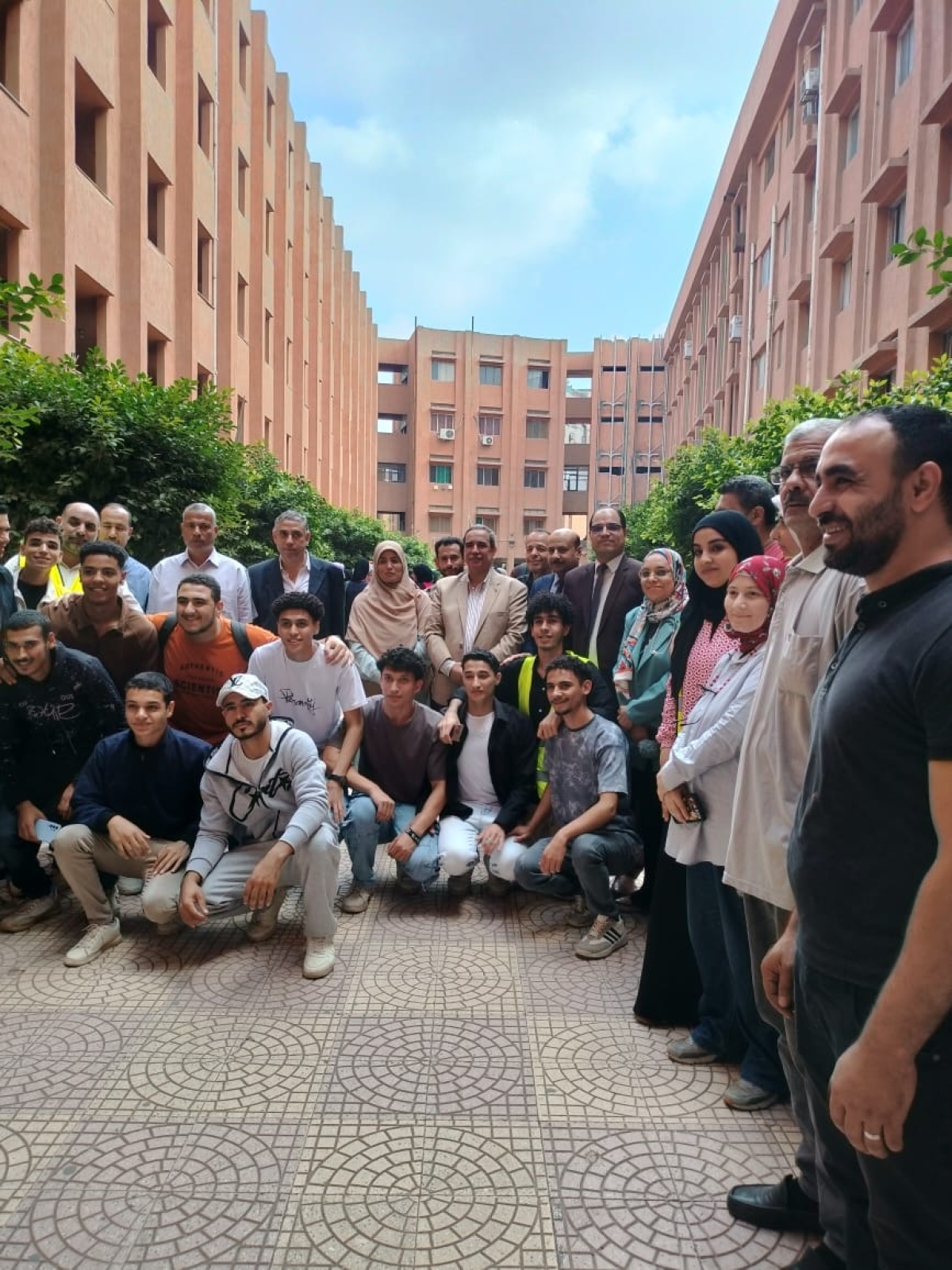 كلية العلوم تنفذ تجربة إخلاء ناجحة في وقت قياسي  في إطار حرص جامعة بنها على نشر ثقافة السلامة والصحة المهنية والتعامل الفعّال مع الأزمات والطوارئ، نفذت كلية العلوم تجربة إخلاء ناجحة لمبنى الكلية، وذلك بحضور ومتابعة من فريق السلامة والصحة المهنية، وفر